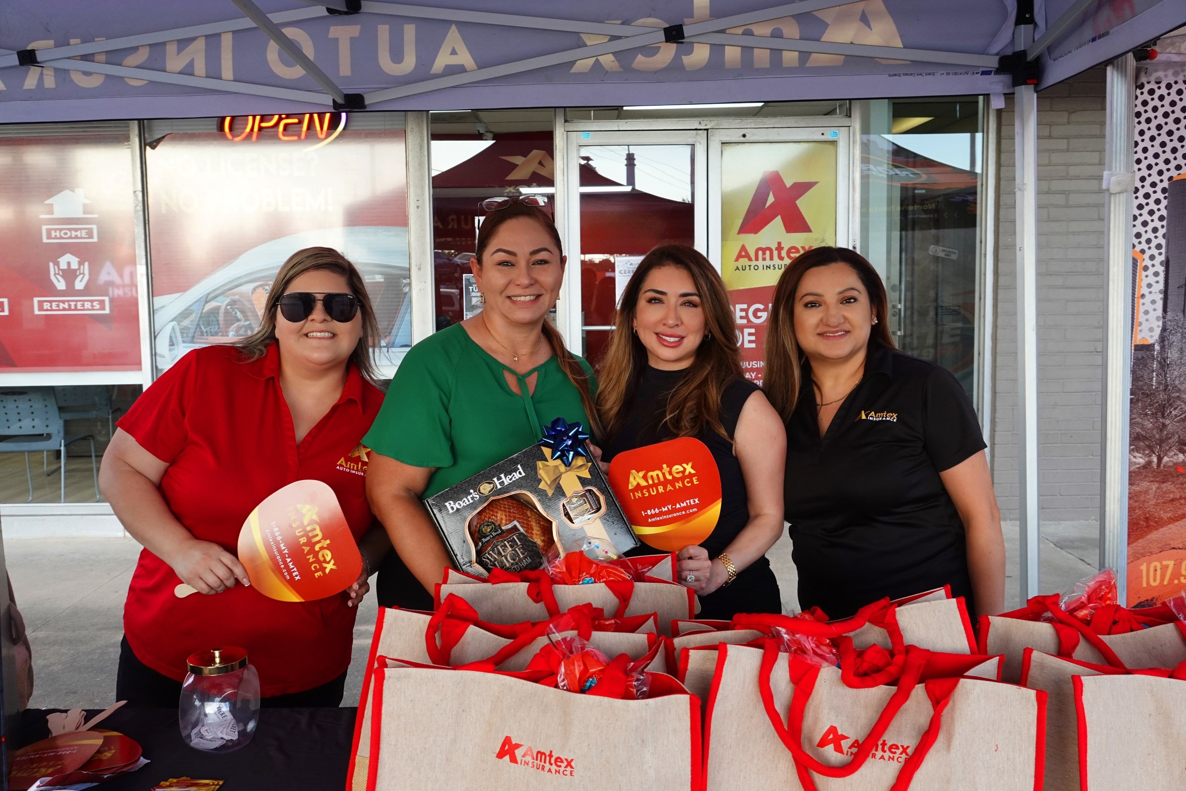Familias participando en una entrega de regalos comunitaria de Amtex